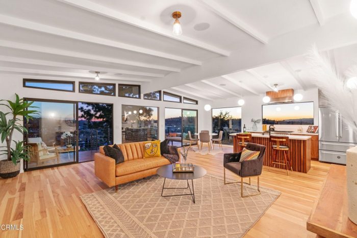 Mid-Century Modern livingroom with beamed ceilings