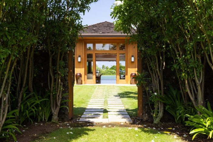 Private cul-de-sac  entrance to Hawaiian estate