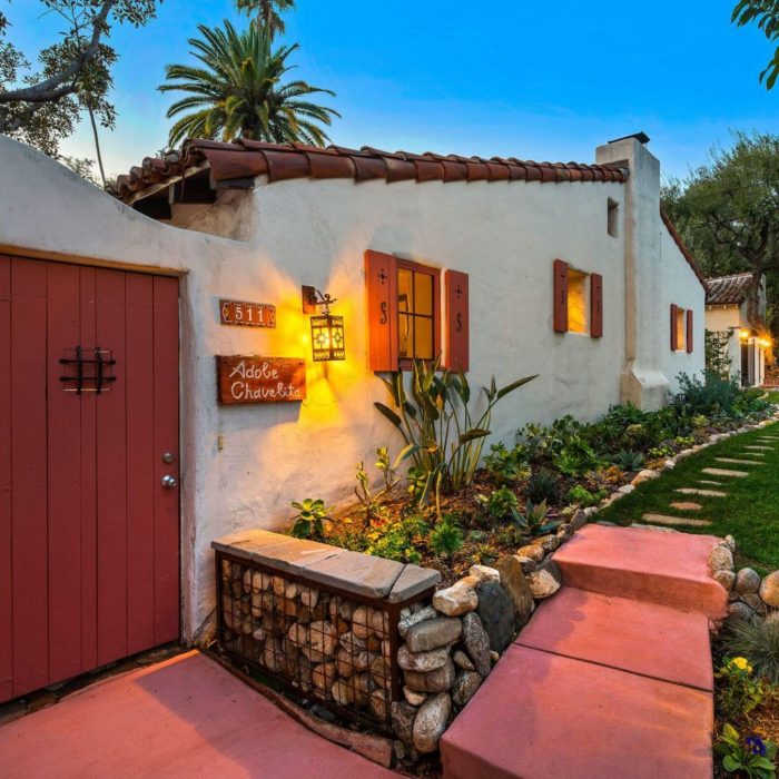 Adobe Chavelita entrance adobe-style home