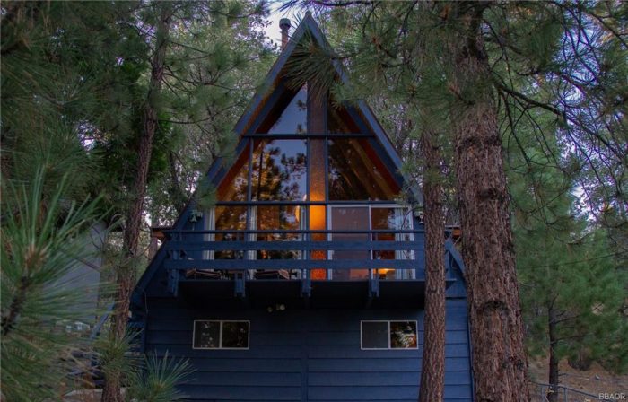 A fram cabin house in wooded area.